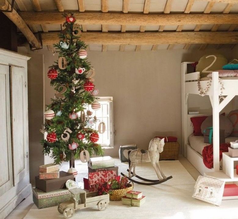 Vianočné dekorácie v detskej izbe - vianočný stromček s číslami a pletenými loptičkami Americké vianočné dekorácie Nápady škôlky na vianočný stromček