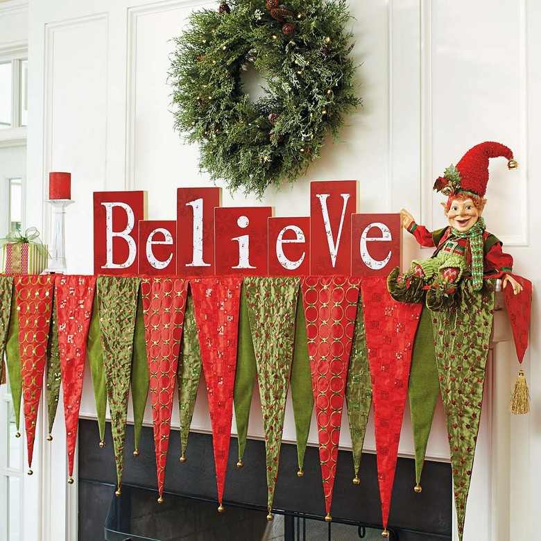 Vianočná ozdoba na krbovú rímsu - girlandu vyrobenú z látky Americko-vianočné dekorácie-nápady-veniec-látka-ušiť