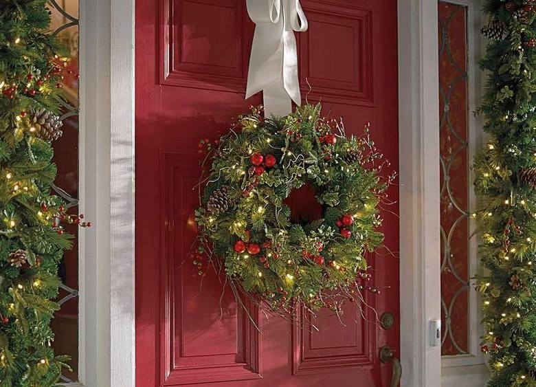 Veniec do dverí vyrobený z jedľových konárov a červených guličiek Americké vianočné ozdoby Dverový veniec Mašľa Vianočné ozdoby