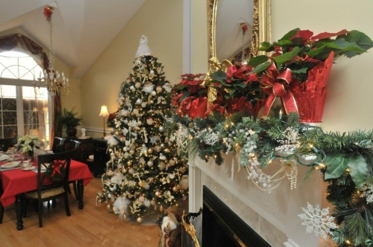 Americké vianočné ozdoby - červeno -zelené ozdoby a biele vianočné ozdoby americké vianočné ozdoby biele vianočné ozdoby zrkadlový jedálenský stôl