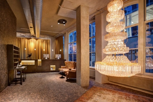 recepcia krištáľový luster luxusný hotel v nesplein v Amsterdame
