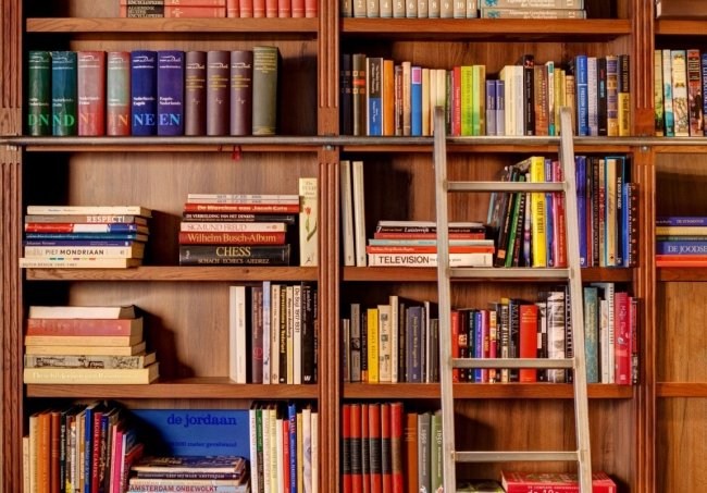 knižnica drevený luxusný hotel v nesplein v Amsterdame