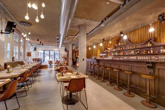 bar masívny drevený luxusný hotel v nesplein v Amsterdame