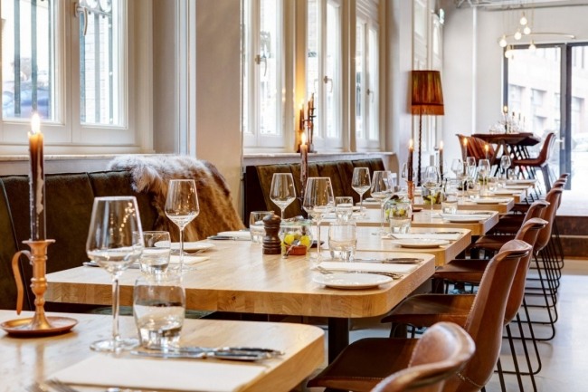 stoly drevené panely luxusný rodinný hotel v Nesplein v Amsterdame