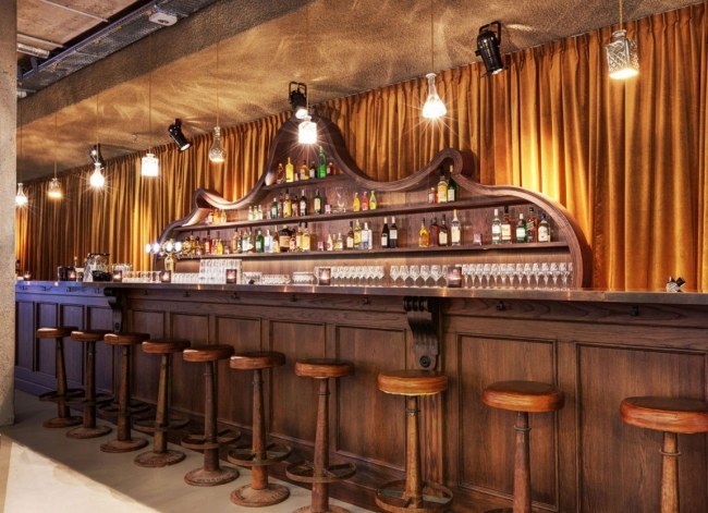 retro prostredie luxusný hotel v nesplein v Amsterdame