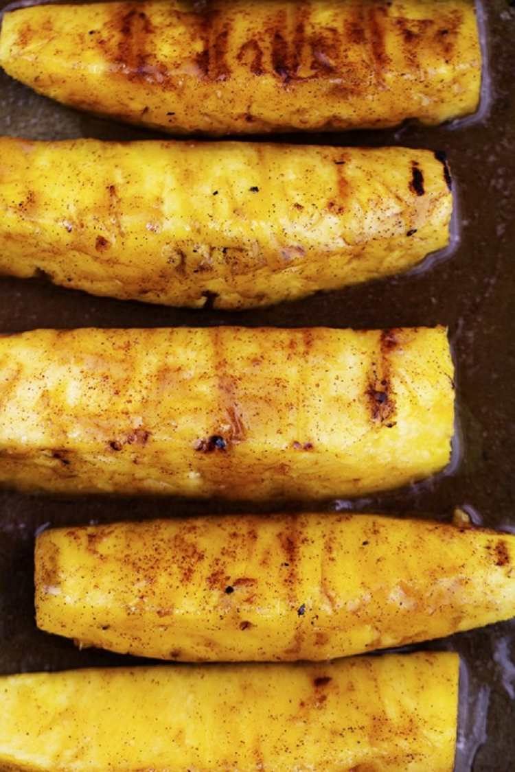 dezertný ananásový gril hnedý cukor škorica