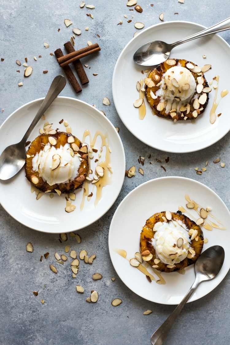 ananás grilovaná zmrzlina karamelová rumová omáčka