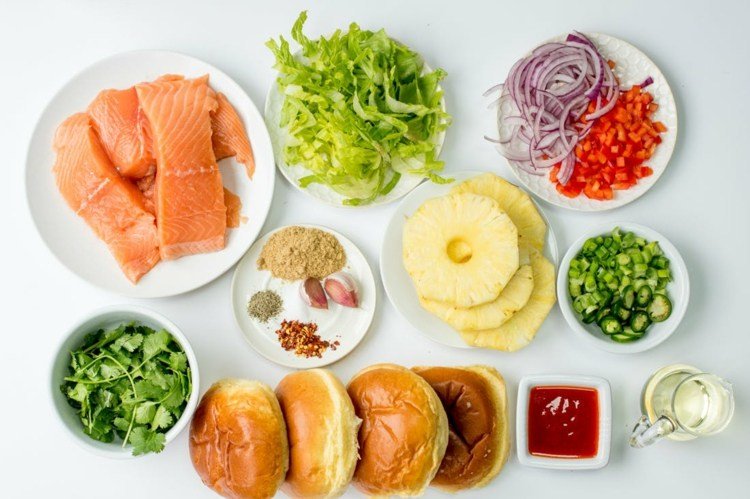lososový burger grilovaný ananás suroviny cesnak cibuľový šalát