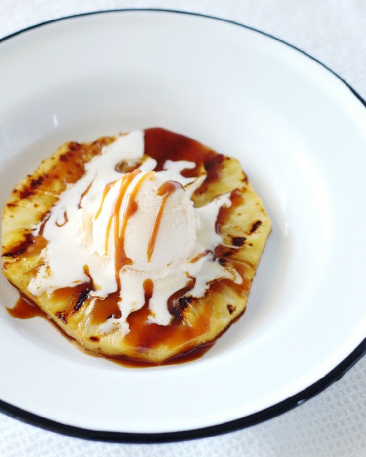 ananásový gril rum karamelová omáčka zmrzlina