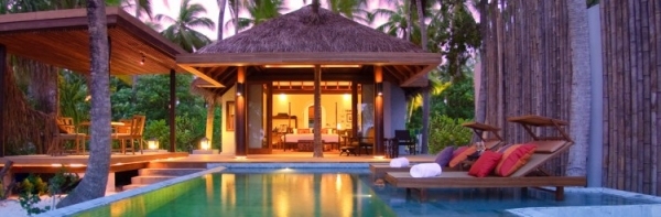 Exkluzívny altánok pri bazéne pri pláži Exkluzívna plážová pavilónová vila s bazénom