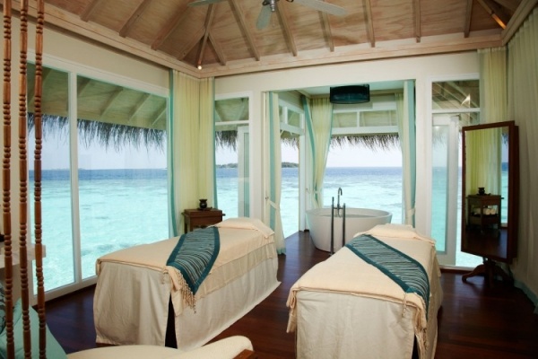 Spa masážna miestnosť vo vile pri oceáne Vírivá masážna miestnosť vo vile pri mori