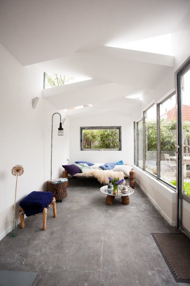 prístavba biely jasný priestorný interiérový dizajn