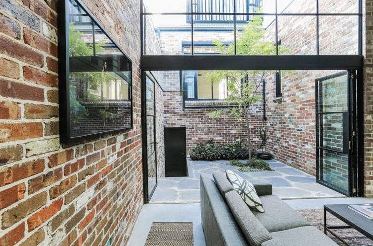 Žiť inak -garáž-prestavba-loft-obývačka-gauč-sivá