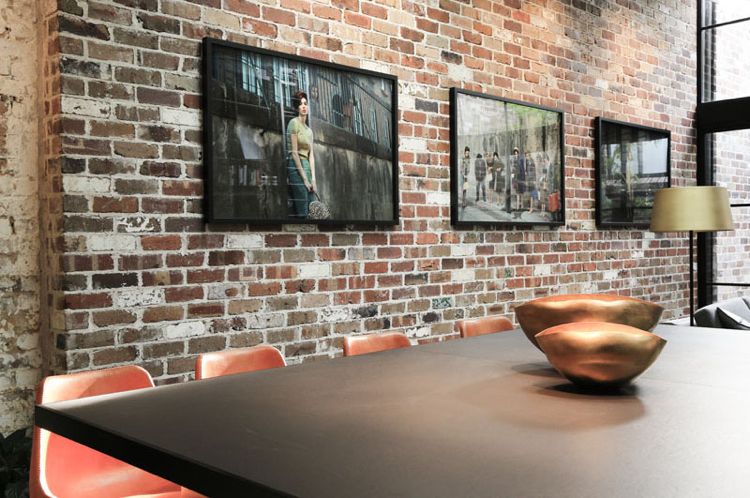 žiť inak-garáž-prestavba-jedálenský-stôl-stoličky-klinker