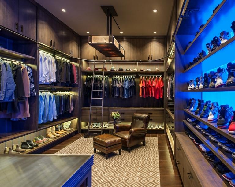 Šatňa-zariadenie-schodiska-vysoké-skriňové-dvere