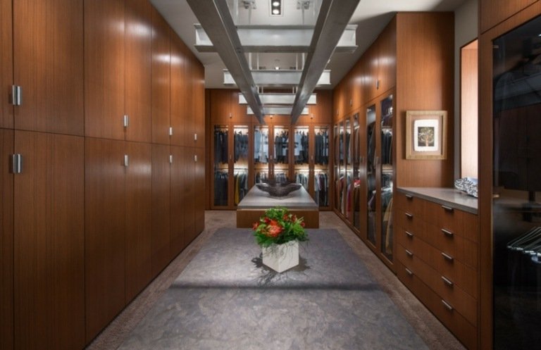 Vybavenie šatne-drevené skrine-šatník