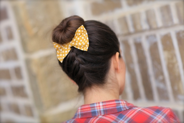 Zapleťte vlasy na temene hlavy do striktného videa s chignon-DIY spletaná-updo-elegantná-vlasy-bižutéria-mašľa