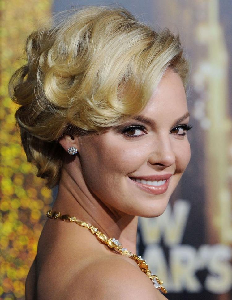 Pokyny-updo-blond-stredne dlhé vlasy-krásna-herečka-katherine-heigl
