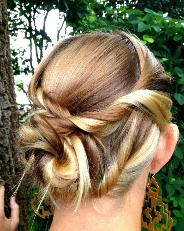 blond vlasy-krásny-účes-chrbát-nevesta