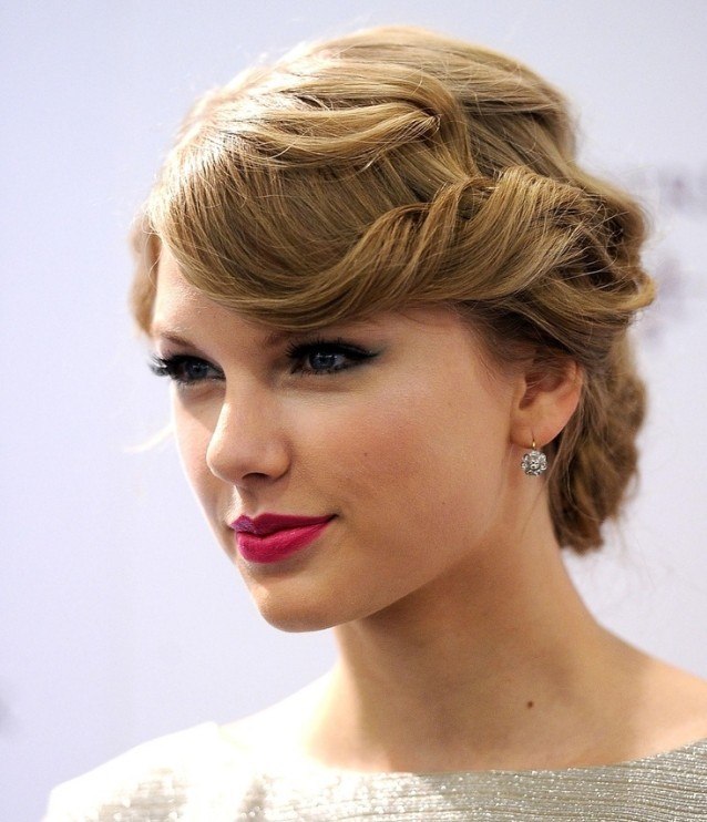 oficiálne-updo-účes-ryšavé-vlasy-skrútené