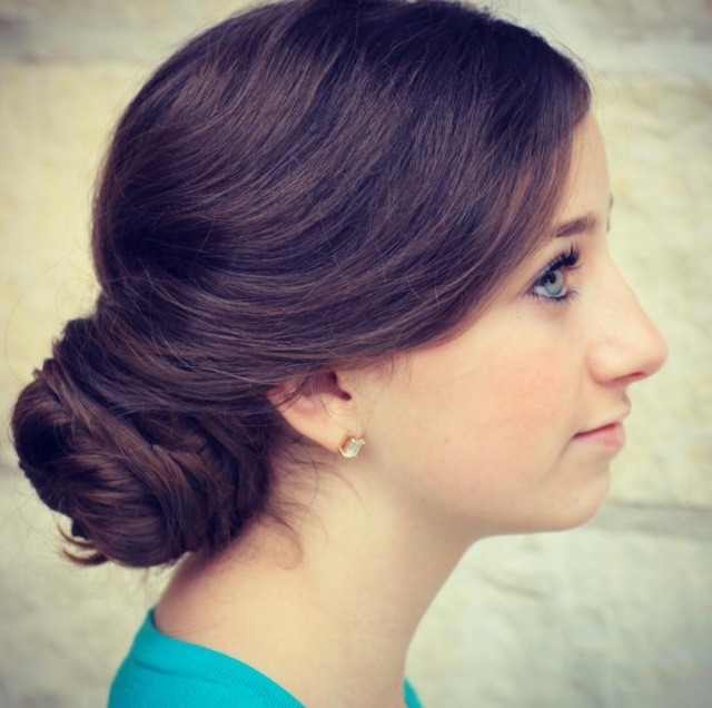 druhý krok-vlasy-uzol-účes-hnedá