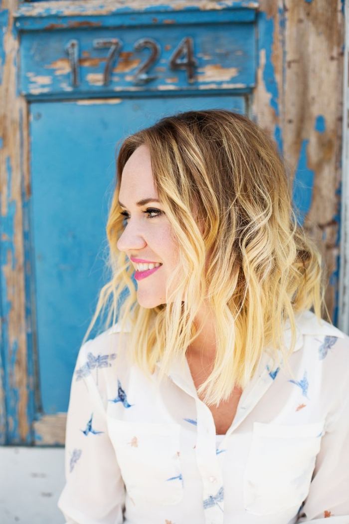 Účes-s-kučerami-plážové-vlny-vlasy po ramená