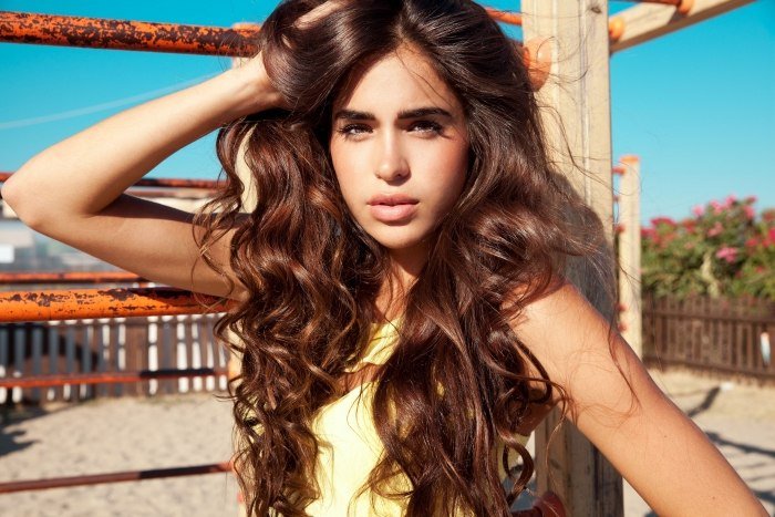 letný účes-s-kučerami-plážové-vlny-otvorené-vlasy