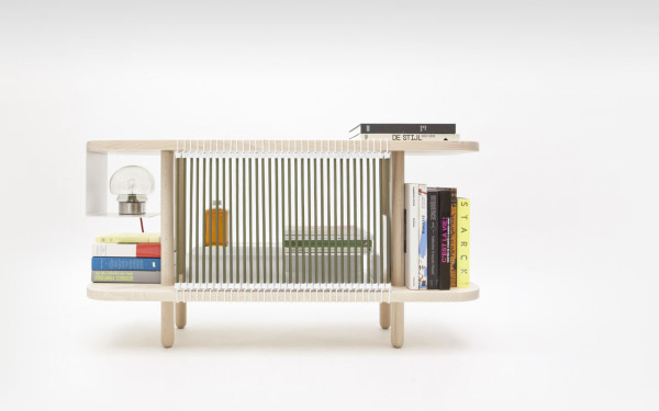 voľne stojace bočné police z drevených kníh otvorené