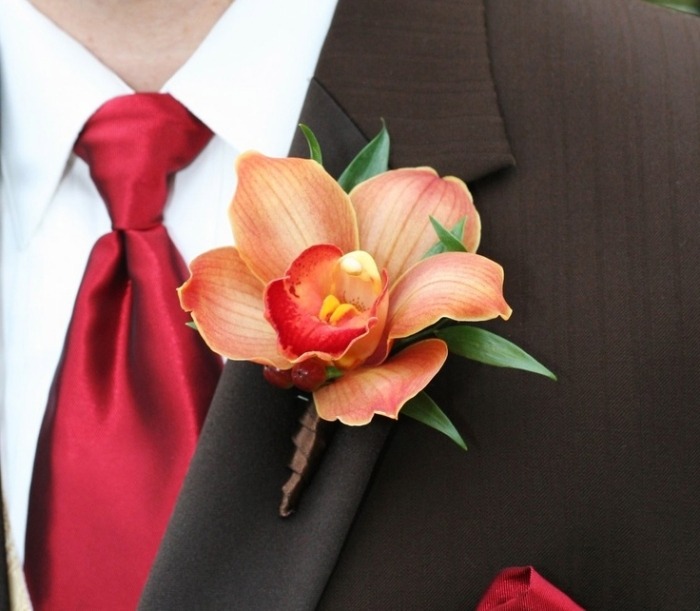 Orchidea na klope saténová kravata v lesklej červenej farbe - nápady na boutonniere na svadbu Hodvábna kravata-červená-gombíková dierka-boutonniere-svadba-na jeseň