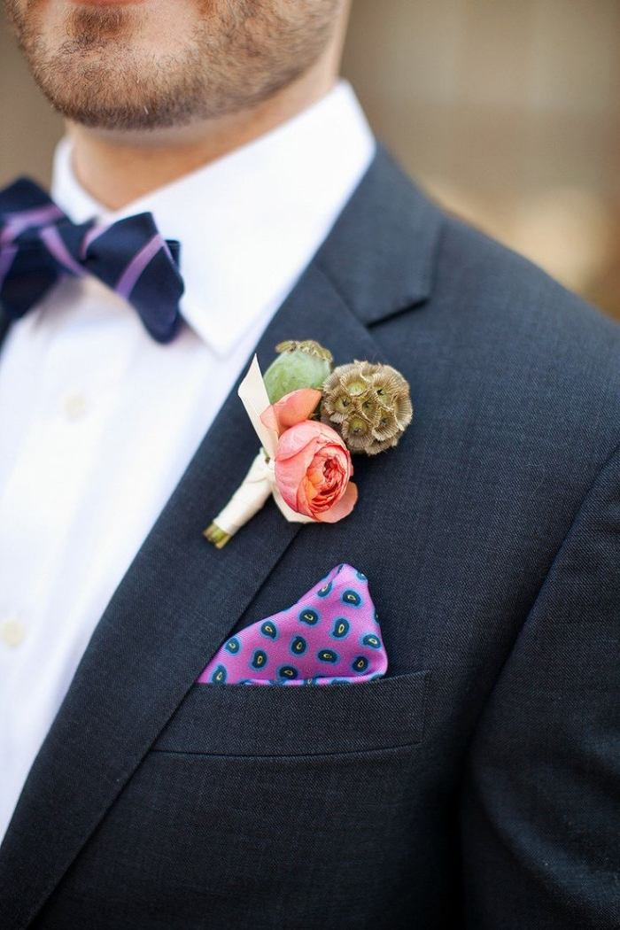 Ženíchové šperky-malá boutonnière-saténová vrecková vreckovka a motýlik Ženíchove šperky-tradičné-boutonnière-vreckové štvorcové bodky-motýlik