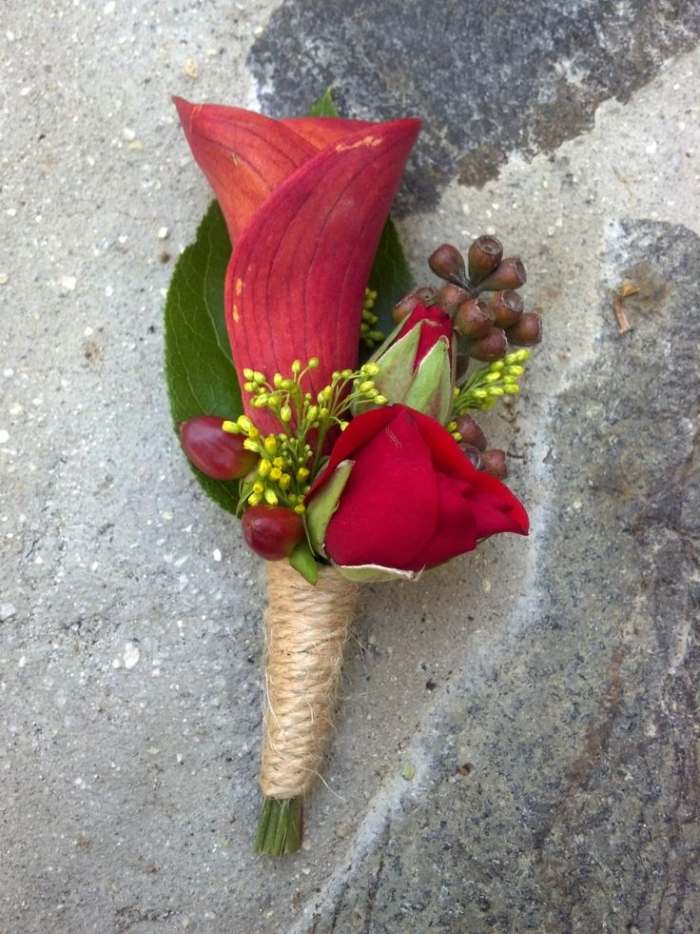 Gombíková dierka alebo boutonnière s jesennými kvetinovými ozdobami pre ženícha Boutonniere-extravagantné-boutonnière-jesenné kvety-pre ženícha