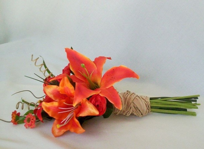 Boutonniere usporiadanie v teplých jesenných farbách-oranžová a červená boutonniere-usporiadanie-nápady-jesenné-farby-oranžovo-červené