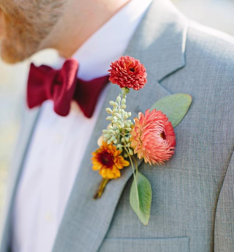 Boutonnière k jesennému svadobnému motýlikovi vyrobenému zo saténu v bordovej červenej farbe Boutonnière-jesenne-svadobne-šperky-pre-ženícha-motýlik-zo-saténu-bordovej-červenej