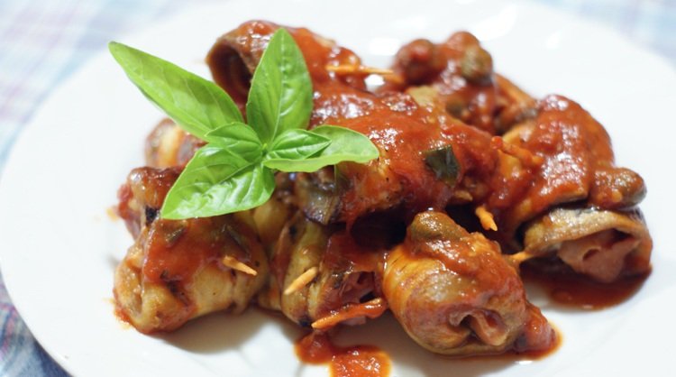 Predjedlá-urobte si-recepty-rolovaná-baklažánovo-paradajková omáčka