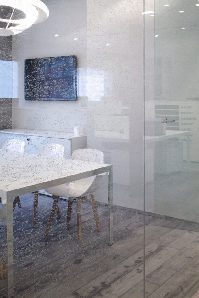 predelová stena sklenený dizajn bytu andrea castrignano Dizajnový sklenený byt s deliacou stenou od andrea castrignano