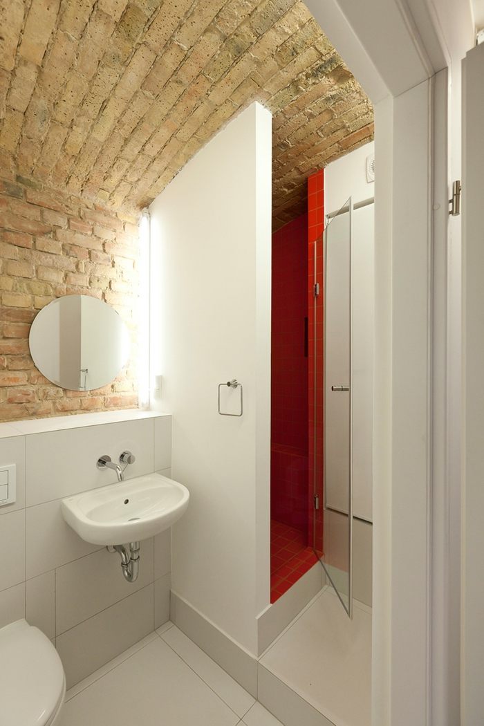 kúpeľňa suterén sprchovací kút červená dlažba umývadlo biela tehla