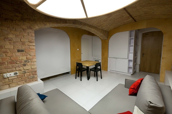 byt suterén žalúzie obývačka gauč sivá dlažba biela