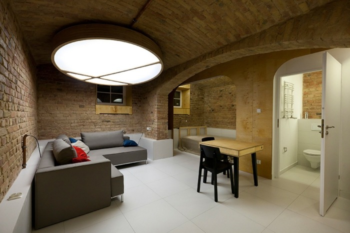 návrh bytu v suteréne obývacia izba sedacia súprava šedá