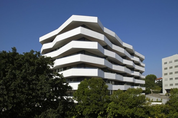 moderný bytový dom z diaľky