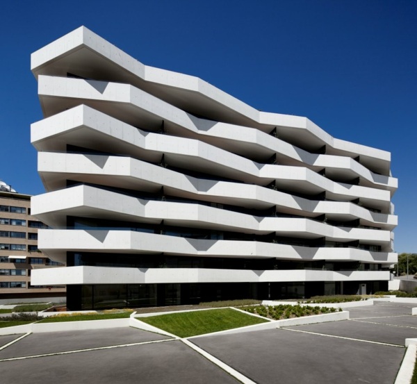 moderný bytový dom spredu