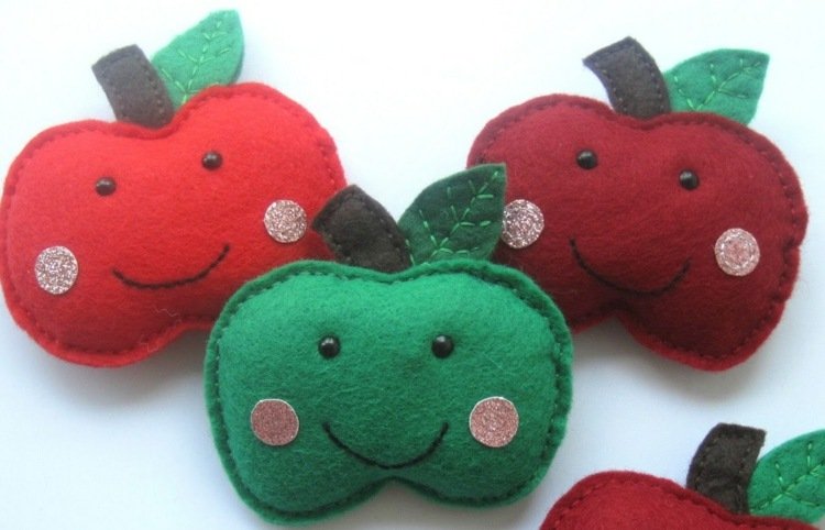 Vtipné jablko z plsti v zelenej alebo červenej farbe jablko-drotár-plyš-zviera-kutilstvo-šitie-čalúnenia