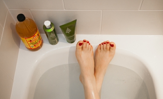 Pridajte šálku jablčného octu do vane Kúpeľ na nohy-s-jablčným-jablčným octom-kúpeľ-červený-lak na nechty
