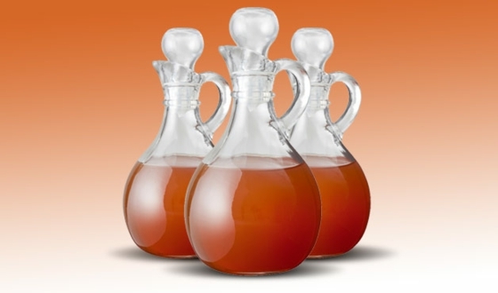 Sklenené fľaše s jablčným octom a jeho účinkami Jablčný ocot a jeho účinky na zdravie