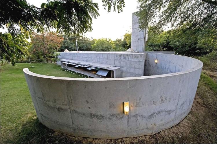 Vnútorné akvárium -ryby-betón-rekreačný-dom-príroda-lacný-záhradný-trávnik