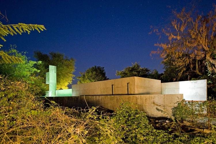 Vnútorné akvárium-betónový dom-lacné-prírodné-pozemné-osvetlenie