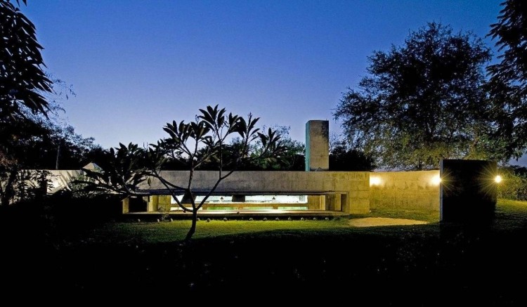 Vnútorné akvárium-betónový dom-minimalistické-rozpočtové-osvetľovacie otvory