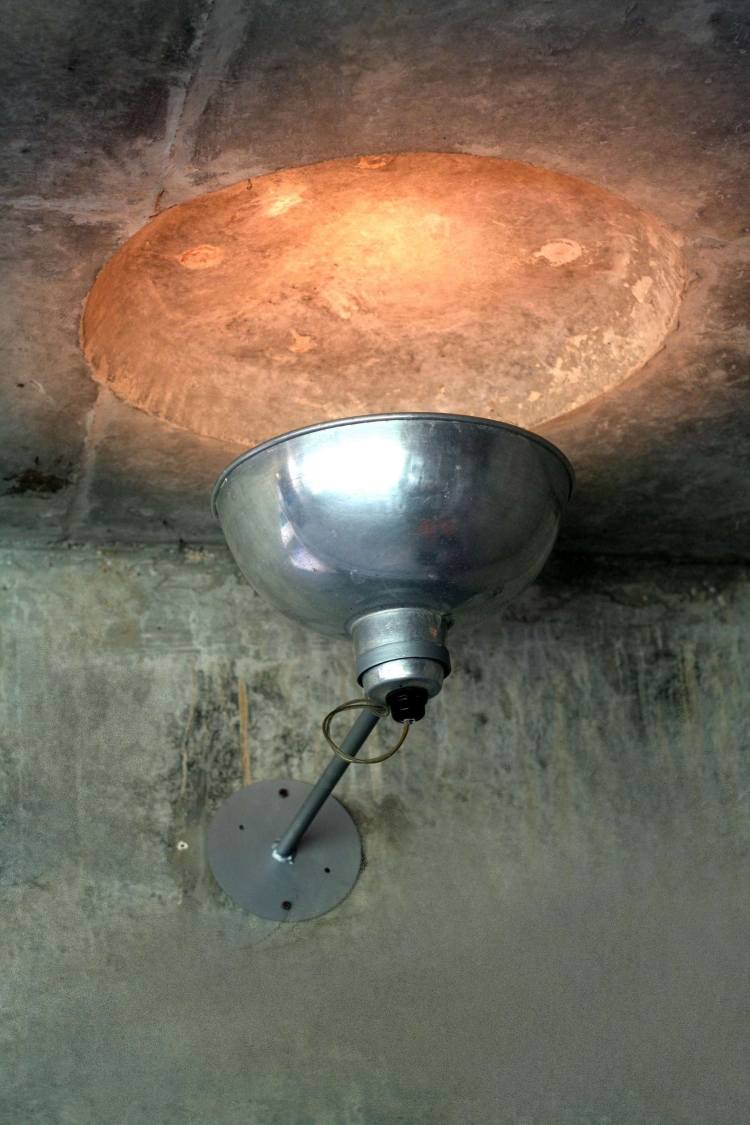 osvetlenie betónového domu-osvetlenie-jednoduché-minimalistické-lacné