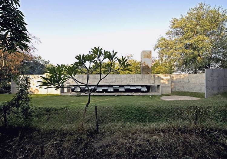 Vnútorné akvárium-betónový dom-minimalistická architektúra-dizajn-vonkajšie-svetelné otvory