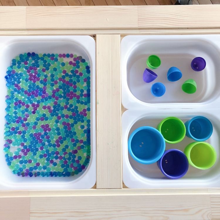 Práca z domu hra s vodnými perlami pre batoľatá