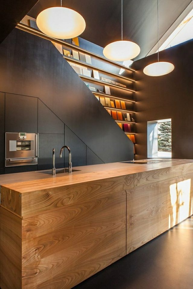 moderný kuchynský blok jasné línie čierna vybavená kuchyňa vzadu pod schodiskom